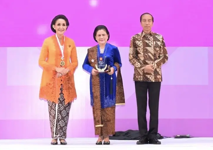 Iriana Jokowi Memukau dalam Kebaya Biru Elegansi