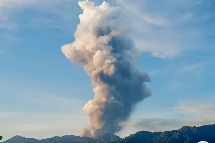 Pendaki Nekat Naik Gunung Dukono Saat Erupsi Kena Blacklist