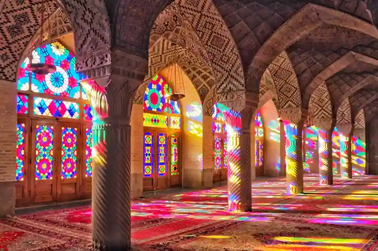 Wisata Masjid Warna Warni Nasir al-Mulk Mosque Shiraz yang Viral di Instagram